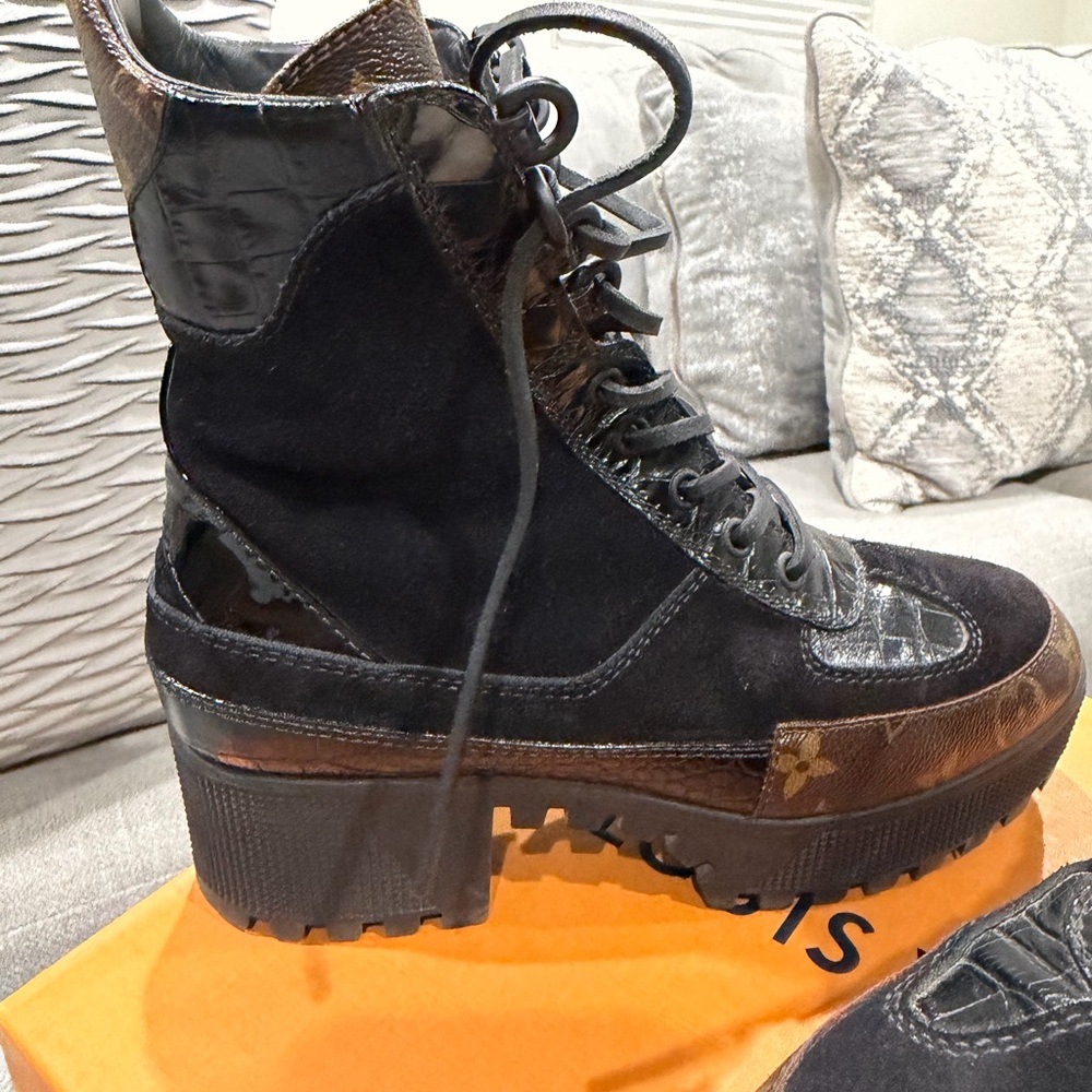Authentic… Louis Vuitton Black and Brown Lace Up Boots - Picture 10 of 14